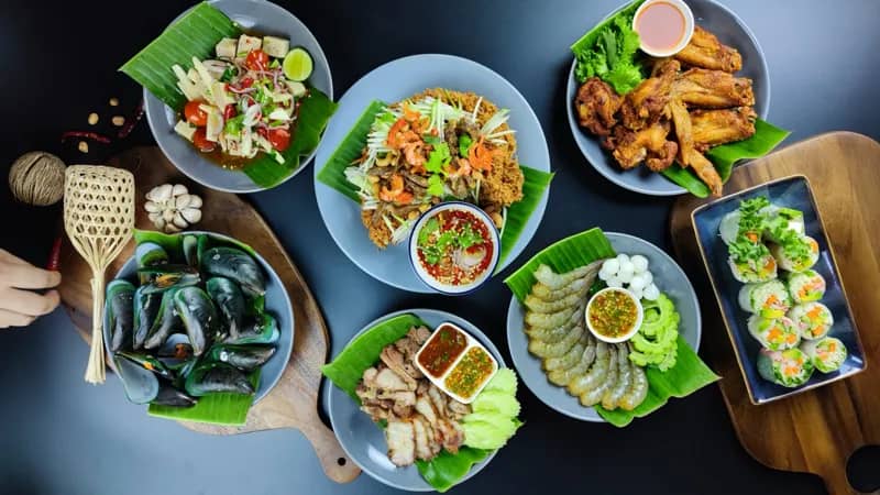 ฮักกะเพราไฟลุก - Hulk Smile Cafe